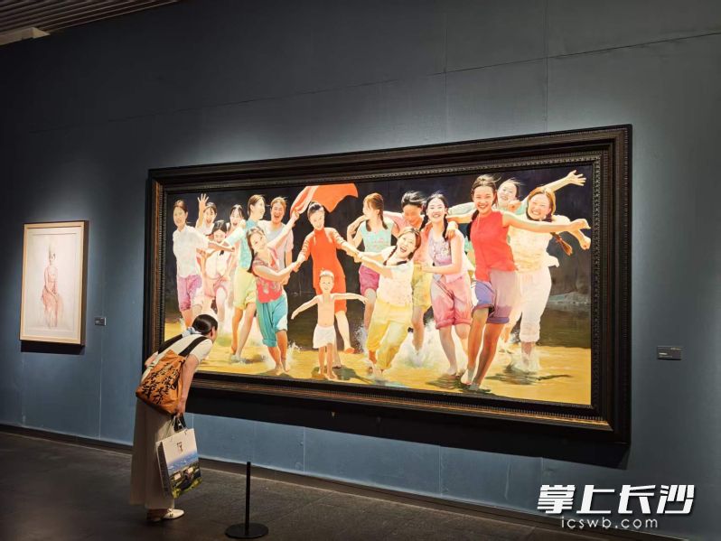 观众驻足观看。