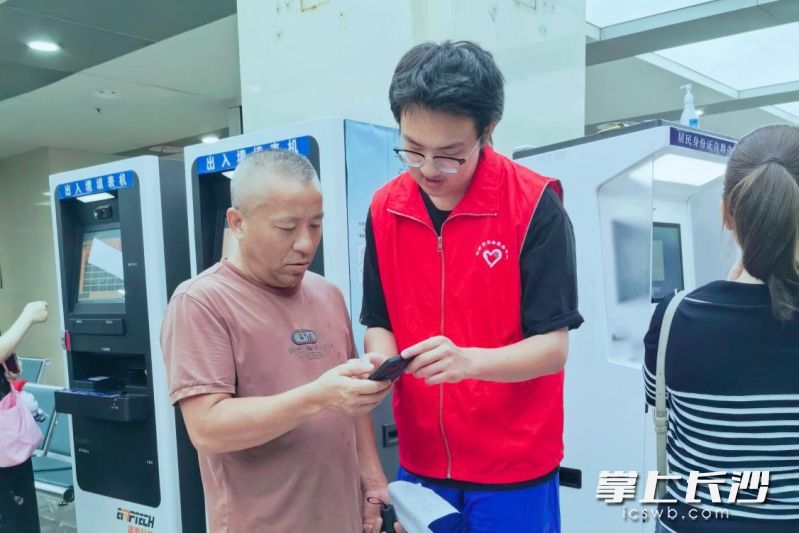 西北大学化学与材料科学学院星城政务研习队队员在服务群众。 长沙晚报通讯员 李林 供图