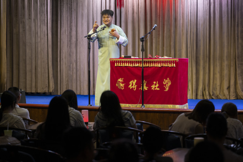 得乐社演员表演中