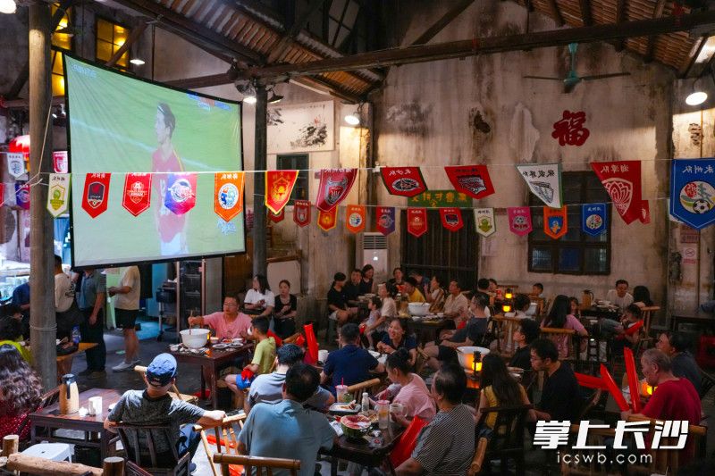 东茅街茶馆，市民游客们一边品尝着美食一边看“湘超”。