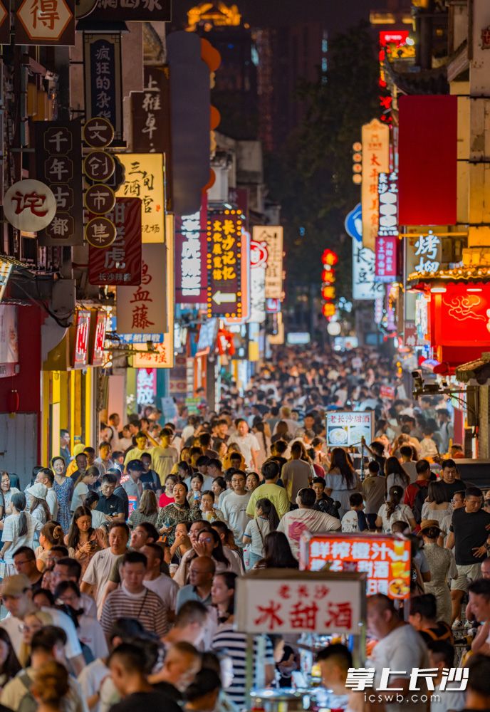 夜幕之下，太平街人潮涌动，古韵街巷烟火不息。