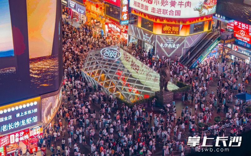 黄兴路步行街人头攒动。