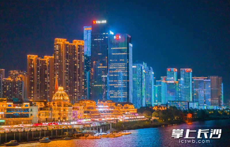 夜晚的渔人码头热闹非凡，流光溢彩。
