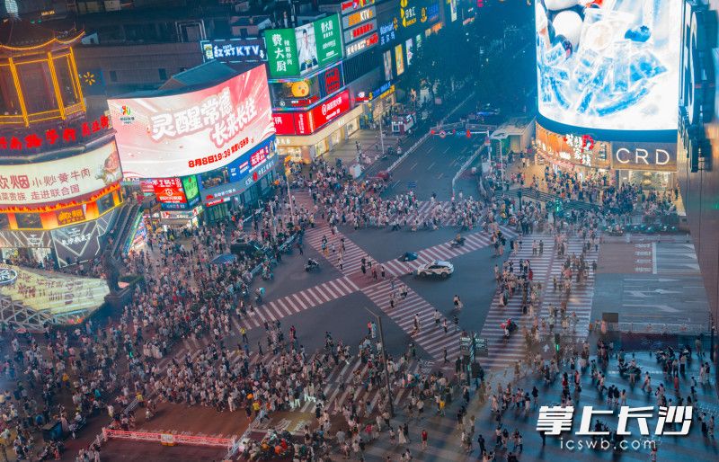 深夜，五一商圈依旧人潮涌动，喧嚣烟火点亮星城。