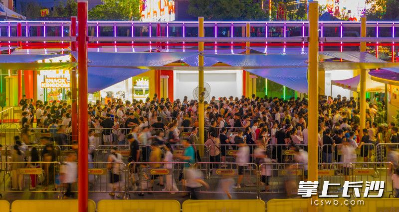 芙蓉广场零食王国门店前人头攒动。