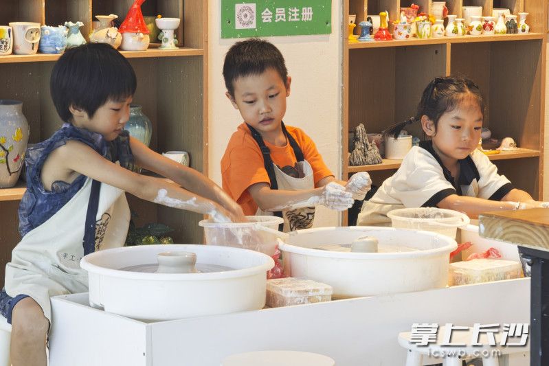 一商场的手作体验馆，几个小朋友在体验陶艺。