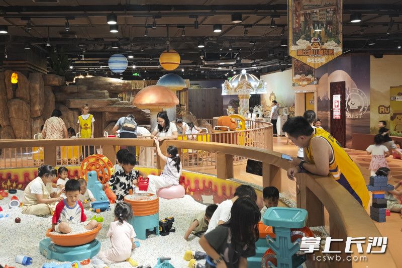 在万家丽国际广场里一处游乐园，人气很旺。