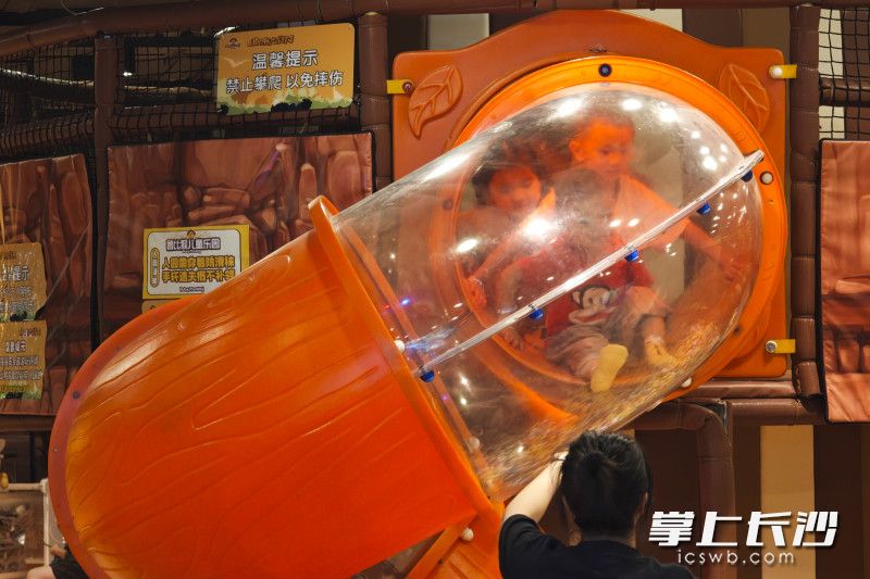 小朋友们在滑道里排队。