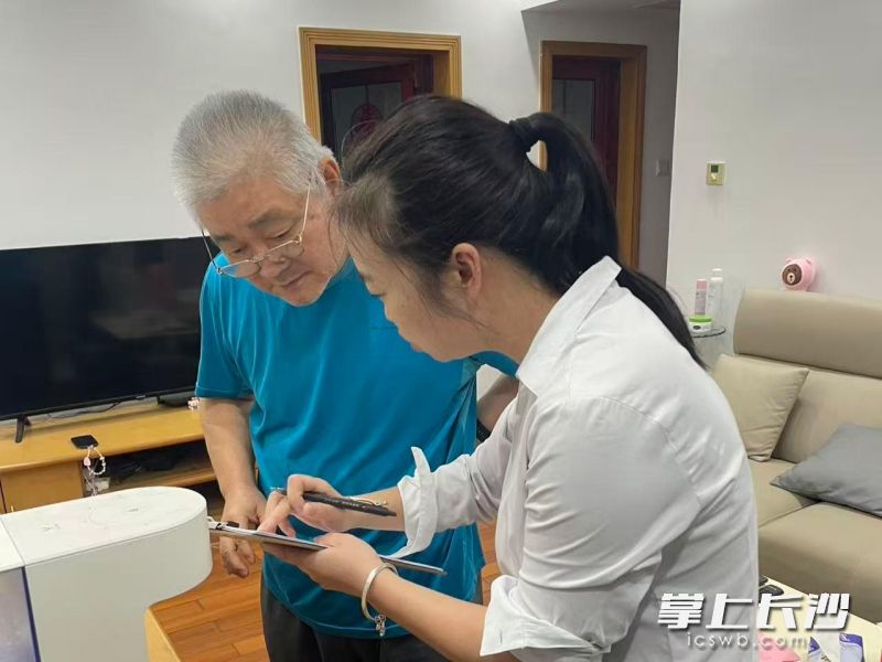 长沙市各物业服务企业配合社区推进“扫楼行动”“敲门行动”“破窗行动”“清堵行动”。  均为企业供图