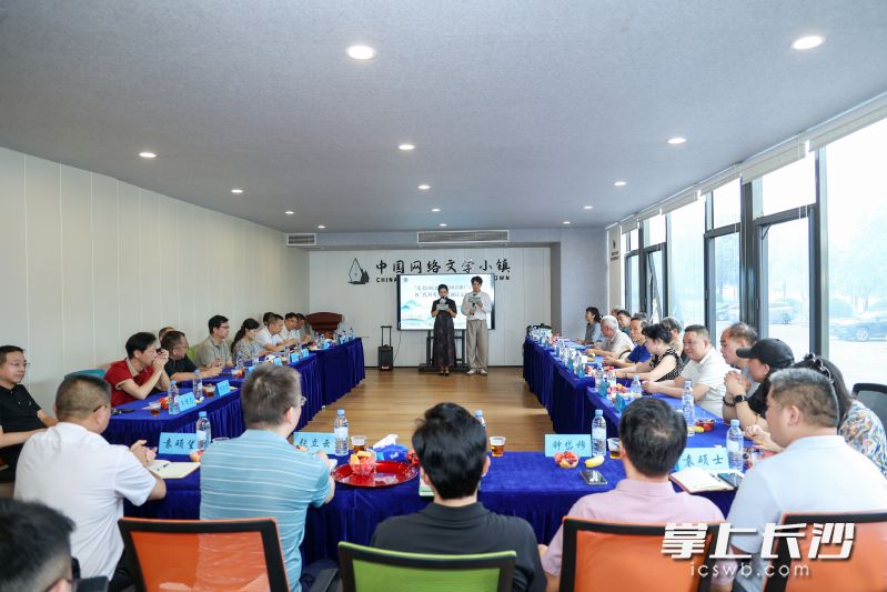 活动以三大篇章渐次展开,创新营造全员参与、沉浸共读的体验场。 活动以三大篇章渐次展开,创新营造全员参与、沉浸共读的体验场。