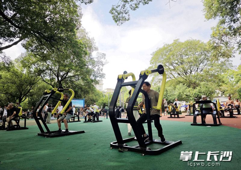 市民在家门口就能享受专业、优质的免费健身服务。 均为长沙晚报全媒体记者贺文兵摄
