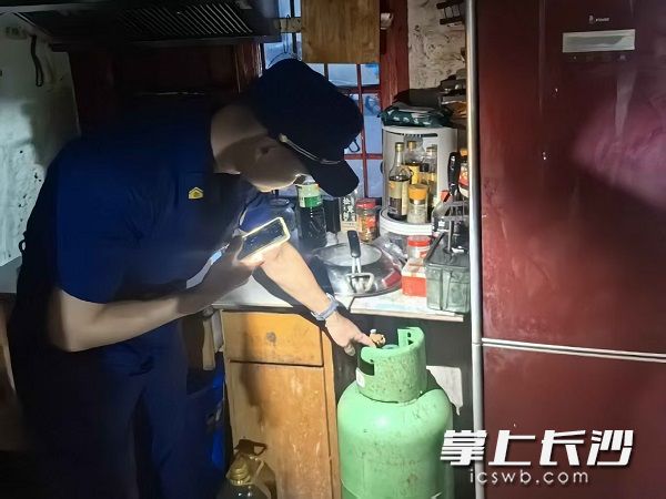 消防员在排查隐患。 长沙晚报通讯员 朱伟强 摄
