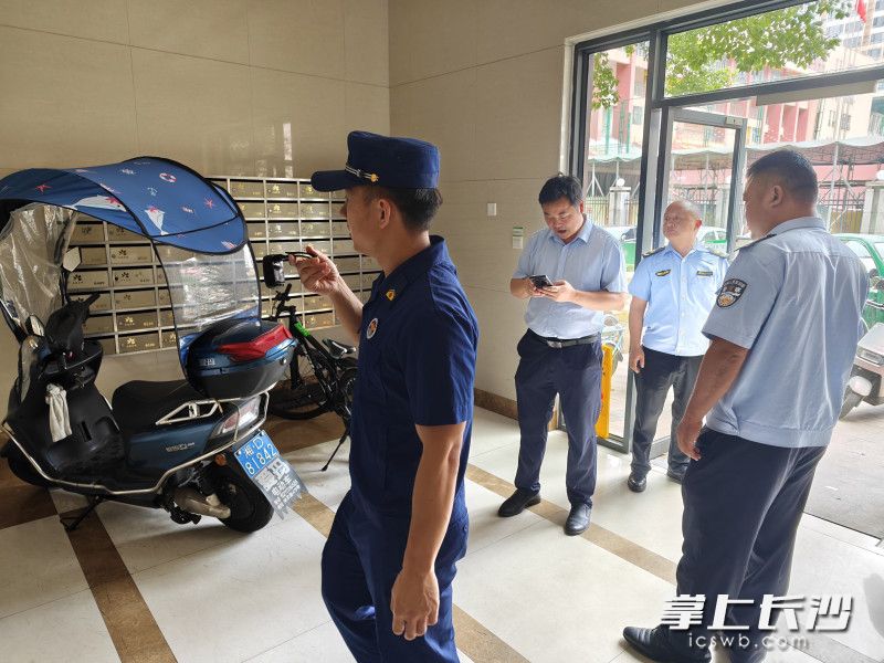消防员在排查电动自行车隐患。 长沙晚报通讯员 李泉泽 摄