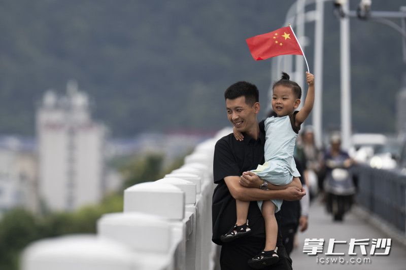 大风也给了不少游客凉爽。