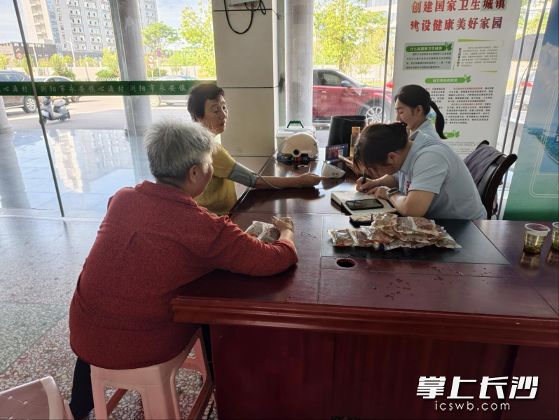 心源村依托党群服务中心，为村民提供血压测量、防暑凉茶等便民服务。