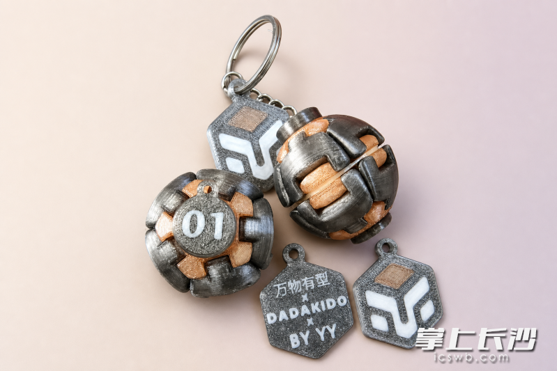 YY老师“万物有型”专属编号解压球。