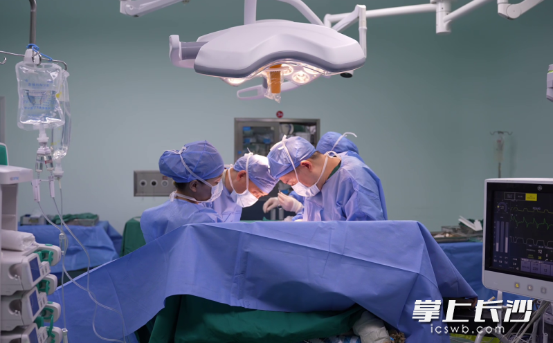 手术团队连续奋战近7个小时。 医院供图