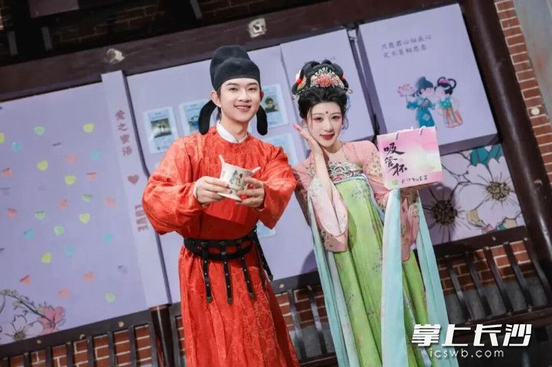 文创最大巧思在于“双人同饮”的设计，执一杯、共相吸。