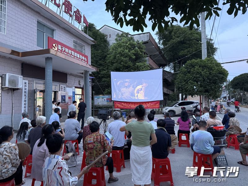 流沙河镇瓦子坪村放映露天电影，吸引不少村民观看。