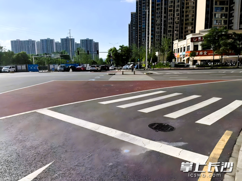整改后的谊信路与彭家巷路交会处雨天、晴天都干净清爽。