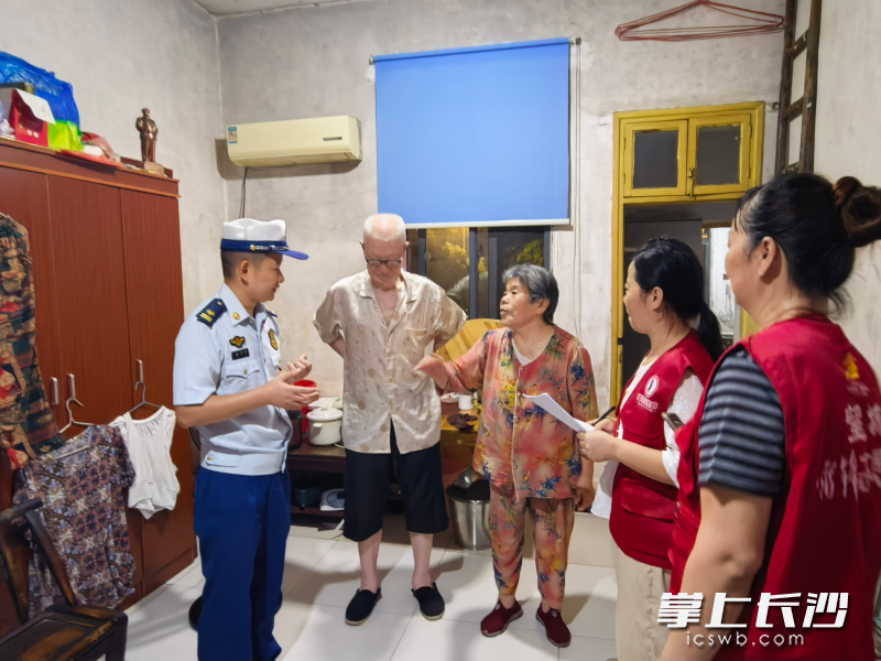 望城消防夜访居民家，送安全上门。 长沙晚报通讯员 杨来富 摄