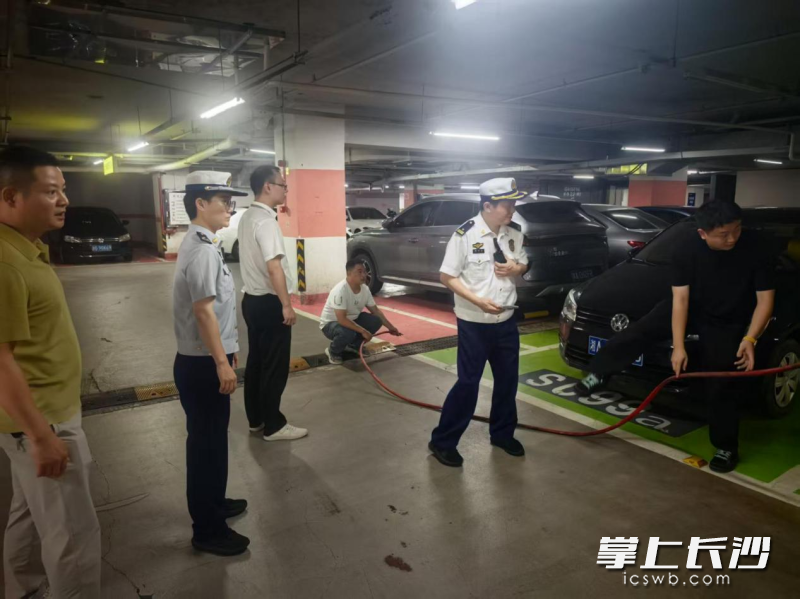 消防部门进行联合夜查。 长沙晚报通讯员 李文翠 摄