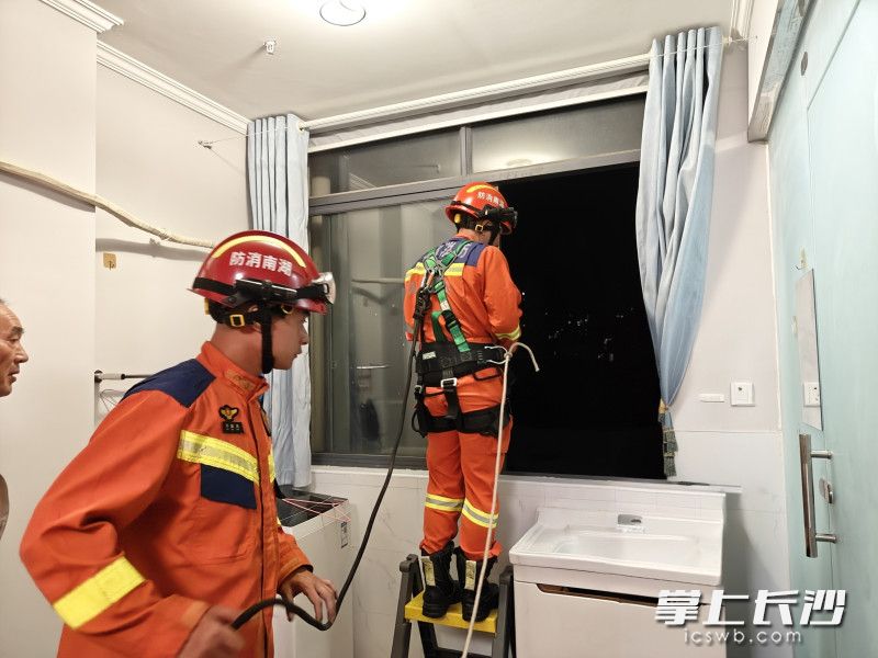 消防员在救援中。 通讯员 李铁应 摄