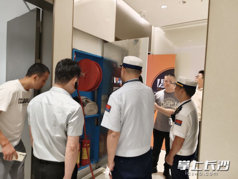 检查组在检查中。 通讯员 王磊 摄