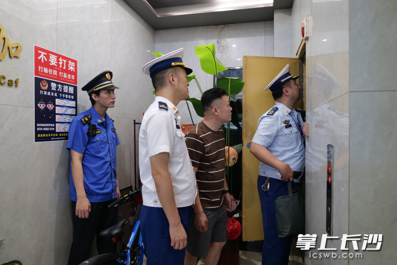 浏阳消防在夜查。 长沙晚报通讯员 寻艳 摄
