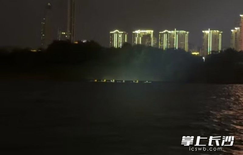 夜晚联合整治行动中发现的串联桨板活动。 通讯员供图