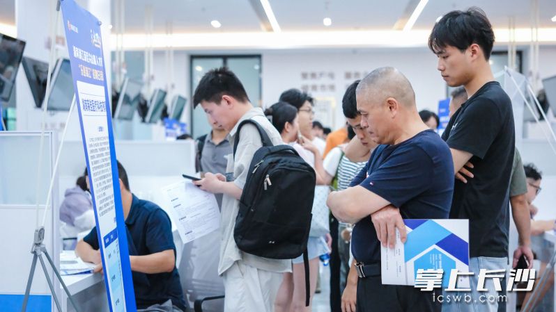 8月10日,尖山湖人才市场举行招聘会,40余家明星企业提供近1500个岗位。均为通讯员 张楠 供图 8月10日,尖山湖人才市场举行招聘会,40余家明星企业提供近1500个岗位。均为通讯员 张楠 供图