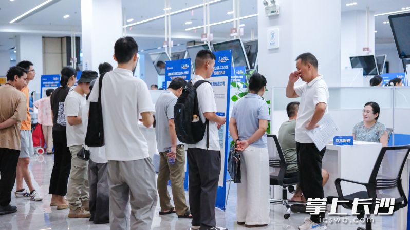 企业招聘岗位涵盖高精尖研发到一线普工,跨越智能制造等多个热门行业,吸引众多求职者前来应聘。 企业招聘岗位涵盖高精尖研发到一线普工,跨越智能制造等多个热门行业,吸引众多求职者前来应聘。