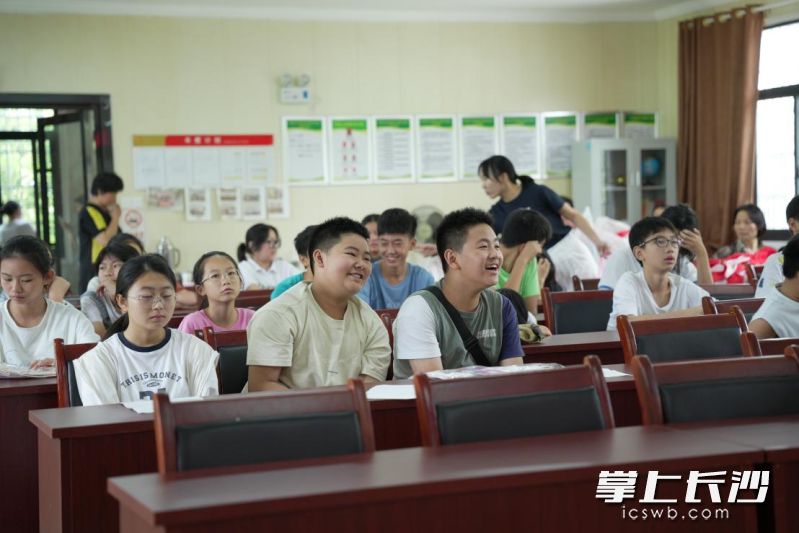 课堂氛围轻松热烈。