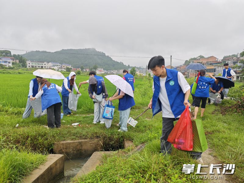 “河小青”正在开展志愿服务活动。均为长沙晚报全媒体记者 张禹 通讯员 李爱亮 摄影报道