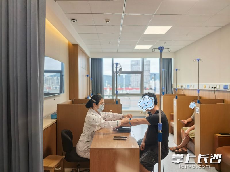 患者在省肿瘤医院日间放化疗中心接受治疗。均为通讯员供图