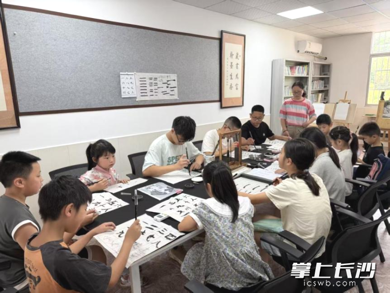 老粮仓镇金洪村书画课堂。