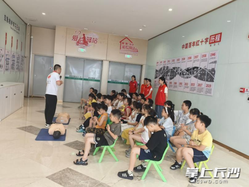 历经铺街道新宝塔社区志愿者为孩子们讲解急救知识。 均为长沙晚报全媒体记者张禹、通讯员高晓格摄