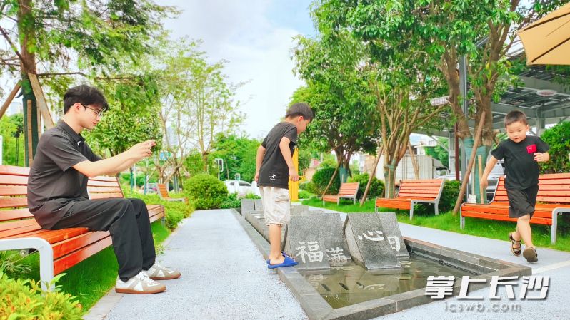 市民和游客路过，不用充电也能游园休憩。