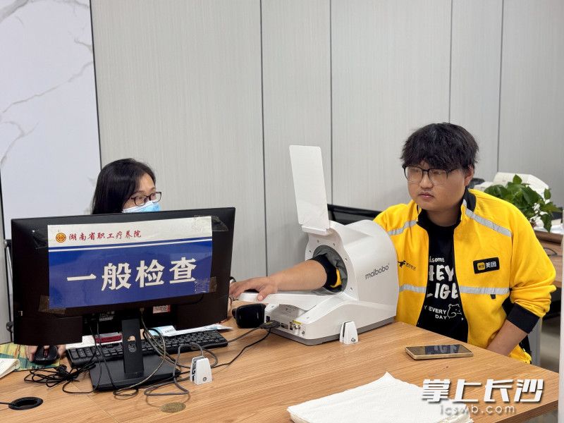 美团骑手在接受检查。