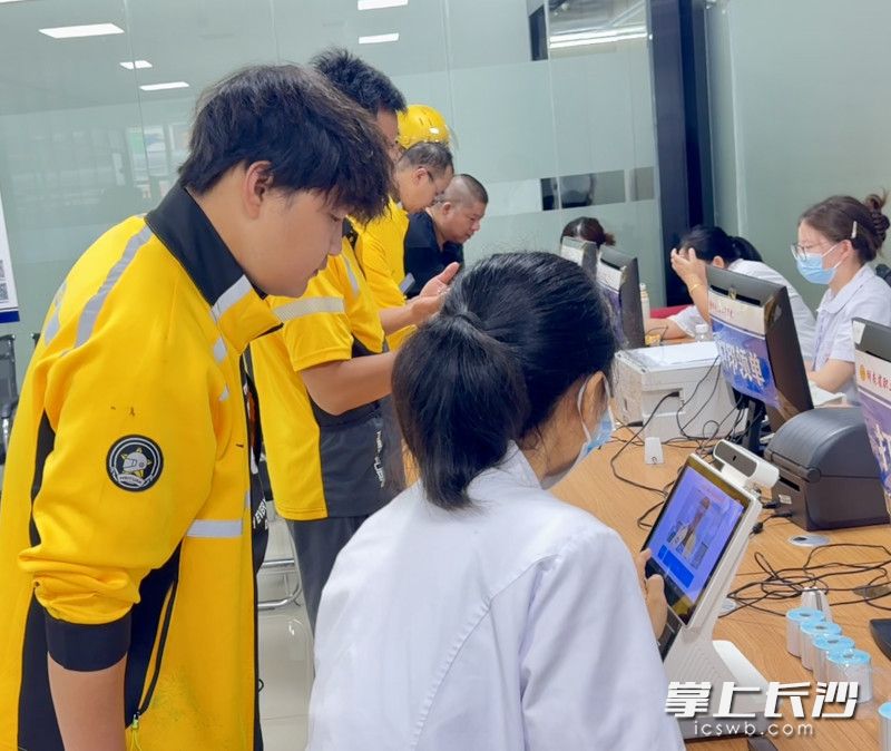 骑手们在现场登记。