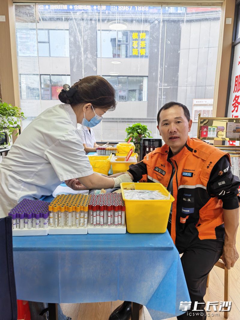 货车司机、快递小哥、外卖骑手纷纷赶来体检。 均为长沙晚报通讯员黄嘉楠摄