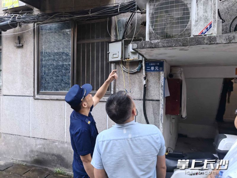 天心消防在整治飞线充电。 长沙晚报通讯员 余娜娜 摄