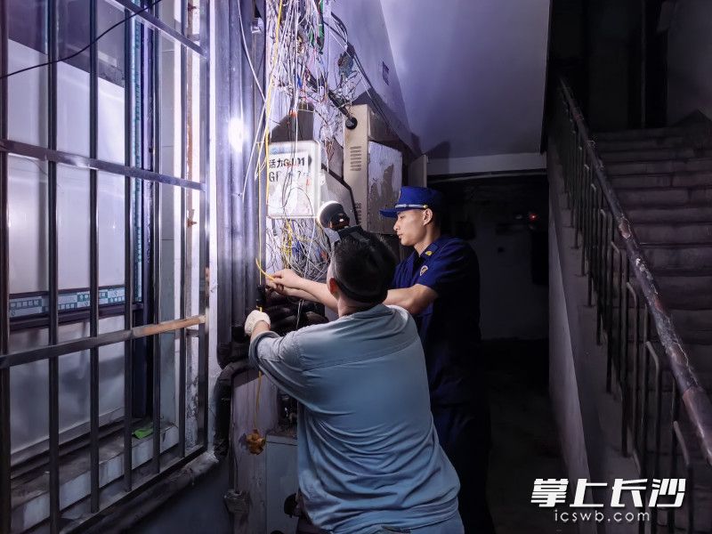 消防员在清查消防隐患。 长沙晚报通讯员 刘伟 摄