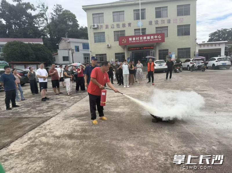 指导村民进行灭火实操。