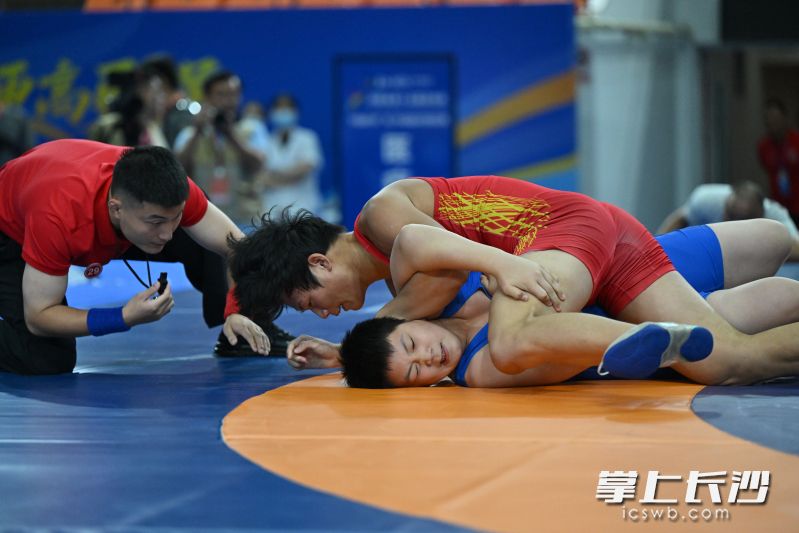 魏曌涵（红衣）在比赛中。长沙晚报全媒体记者 余劭劼 摄