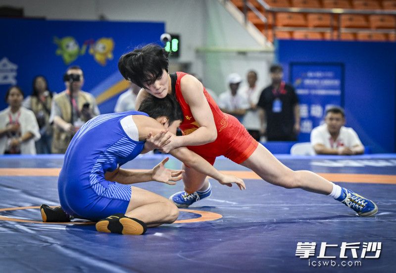 长沙队李语欣（红衣）在比赛中。