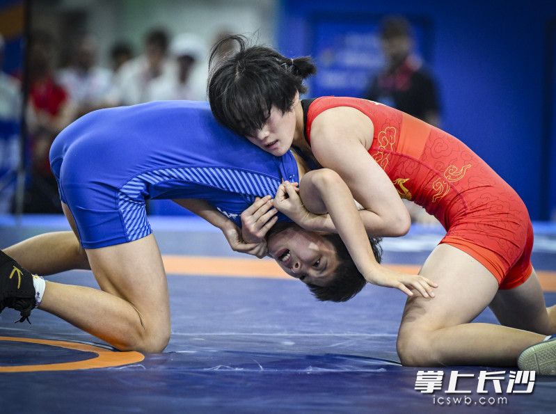 长沙队李语欣（红衣）在比赛中。
