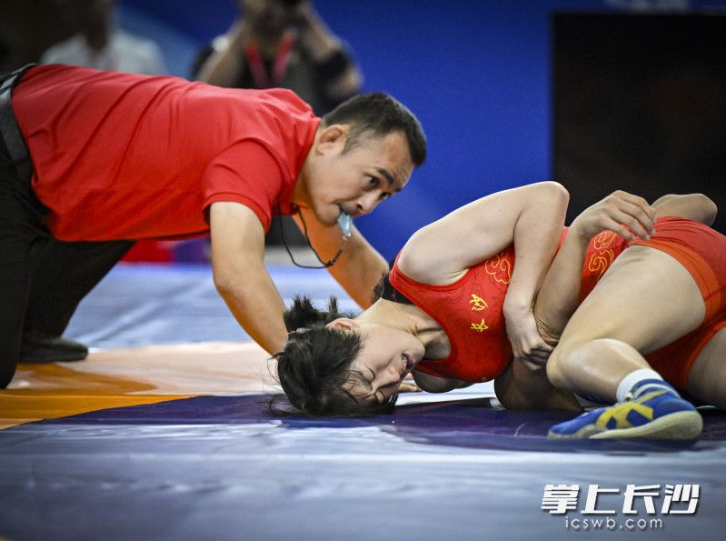 长沙队李语欣（红衣）在比赛中。