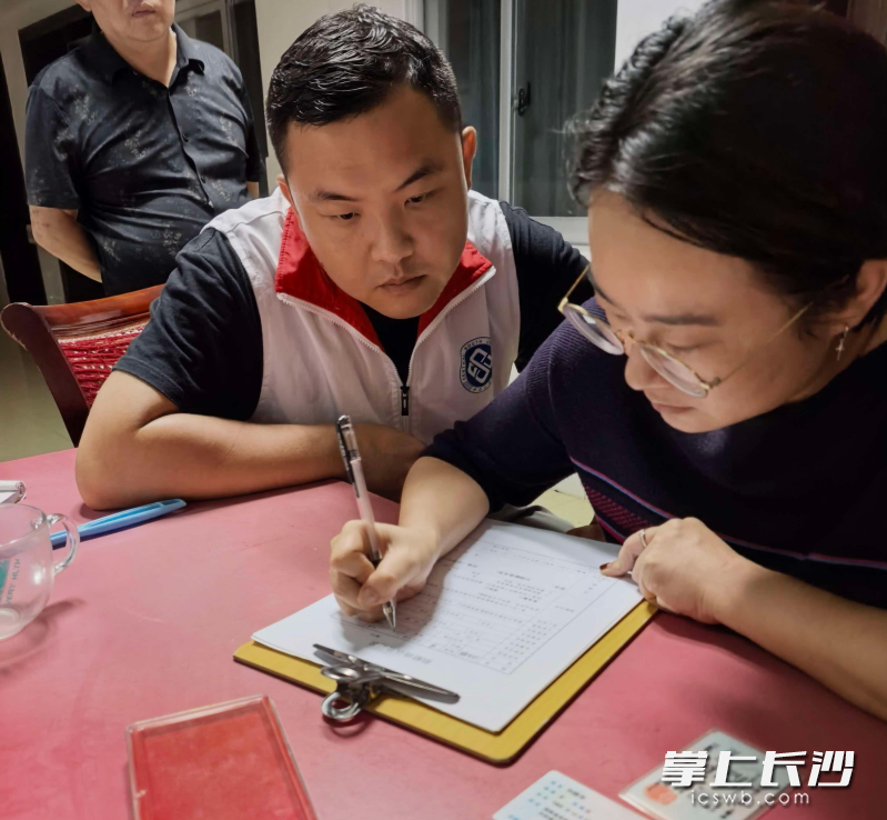汪亚雄的家人在捐献确认表上签字。 通讯员供图