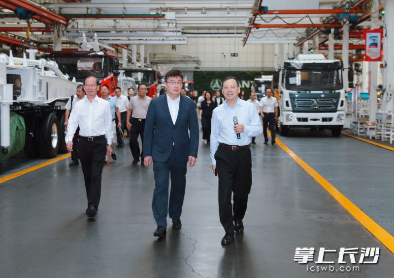 中南大学党委书记安实（中）率队走访三一集团，三一集团轮值董事长唐修国（右一）介绍企业发展情况。均为中南大学供图